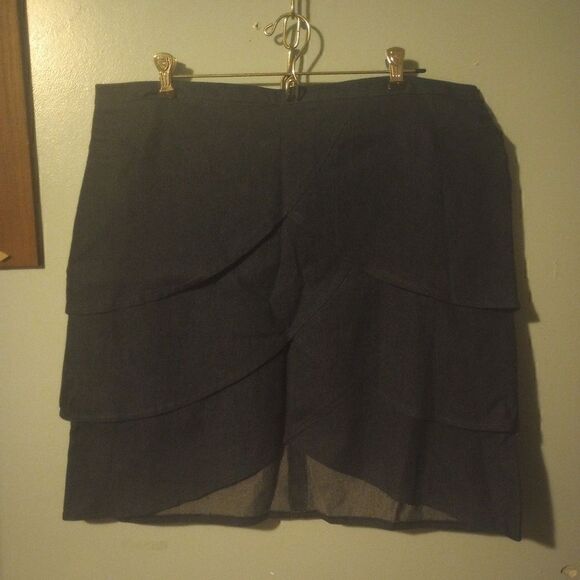 Larry Levine ruffled dark wash denim skirt with scalloped hem - Picture 3 of 9